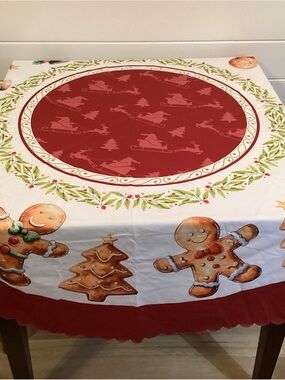Holiday Gingerbread Tablecloth - Red 56” Round